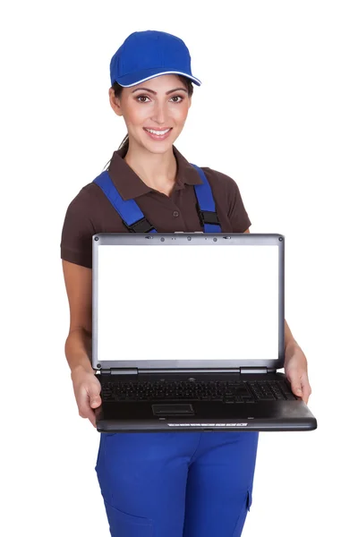 Usmívající se žena instalatér drží digitální tabletu — Stock fotografie