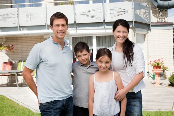 Caucasian family outside their new house — Stock Photo, Image