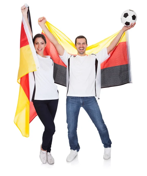 Pareja joven animando a Alemania —  Fotos de Stock