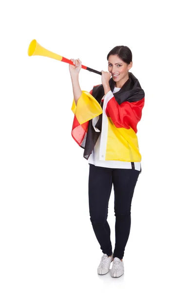 Feliz mujer alemana partidario soplando Vuvuzela — Foto de Stock