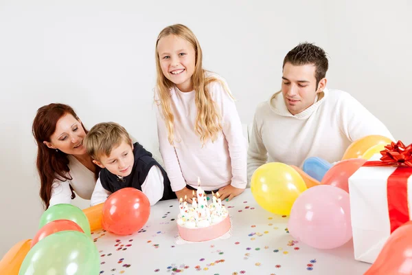 Joven familia celebrando cumpleaños en casa — Foto de Stock