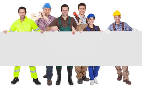 Groupe de travailleurs présentant une bannière vide — Photo