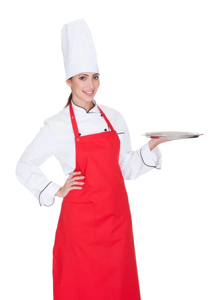 Vrouwelijke chef-kok presenteert plaat — Stockfoto