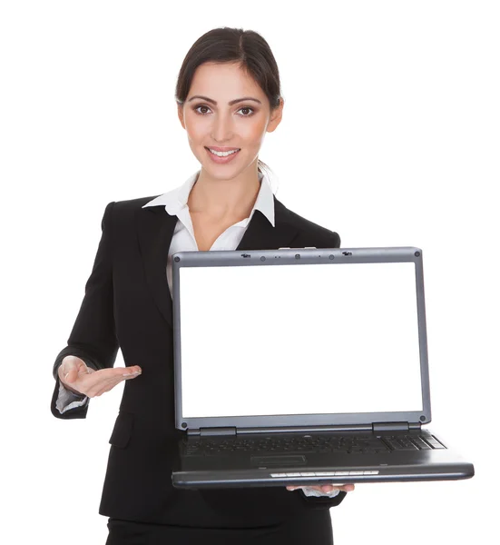 Femme d'affaires souriante tenant ordinateur portable — Photo
