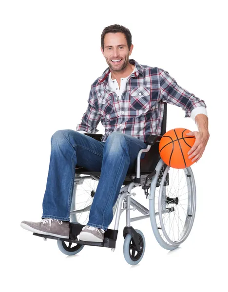 Человек в инвалидной коляске с баскетболом — стоковое фото