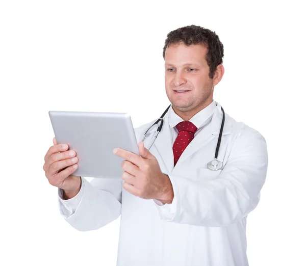 Médico confiante usando tablet — Fotografia de Stock