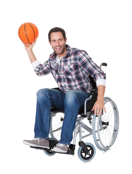 Homme en fauteuil roulant avec basket — Photo