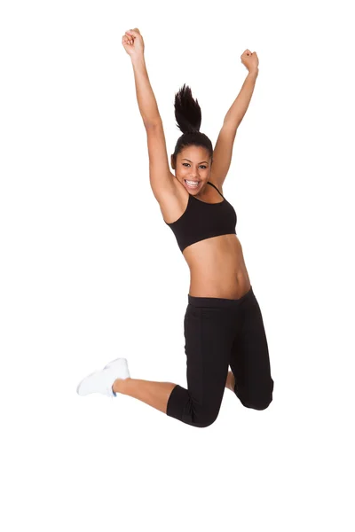 Porträt einer aufgeregten jungen Frau beim Springen — Stockfoto