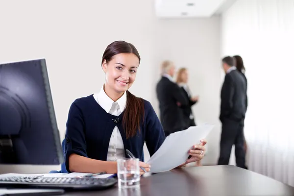 Affärskvinna som innehar viktiga office-dokument — Stockfoto