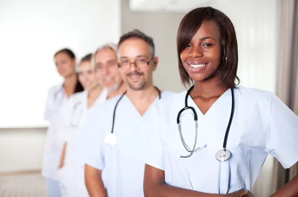 Equipe multi-étnica de médicos felizes confiantes — Fotografia de Stock