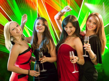 Şampanya ile toasting şık kadınlar