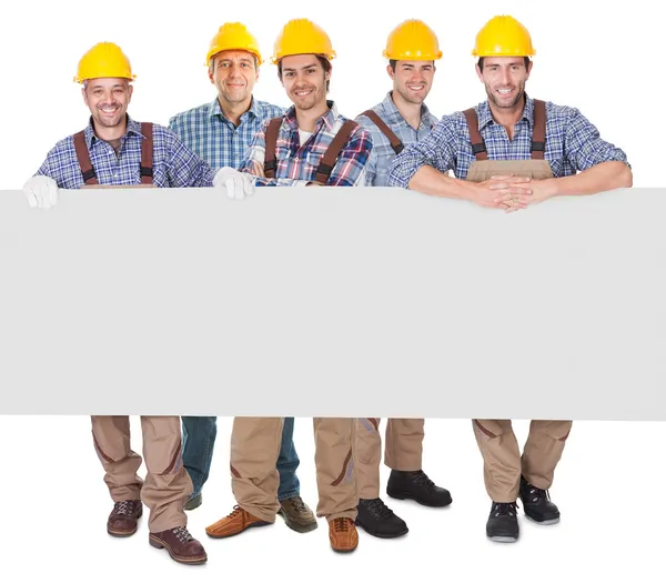 Werknemers in de bouw presenteren lege banner — Stockfoto