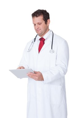 Kendine güvenen doktor tablet kullanma