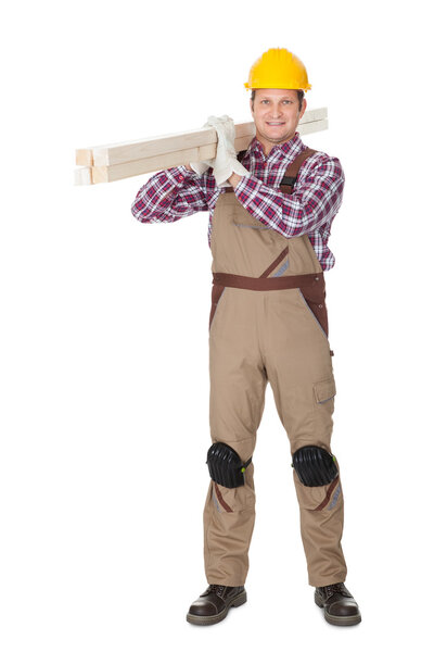 Плотник с деревянными досками
