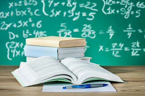 Schoolboeken op een bureau — Stockfoto