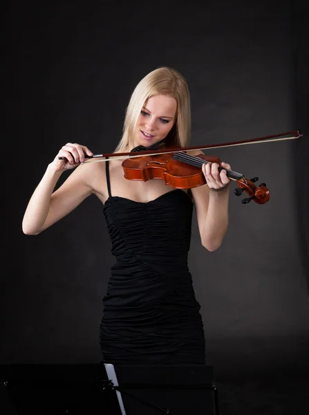 美丽的年轻女子演奏小提琴 — 图库照片