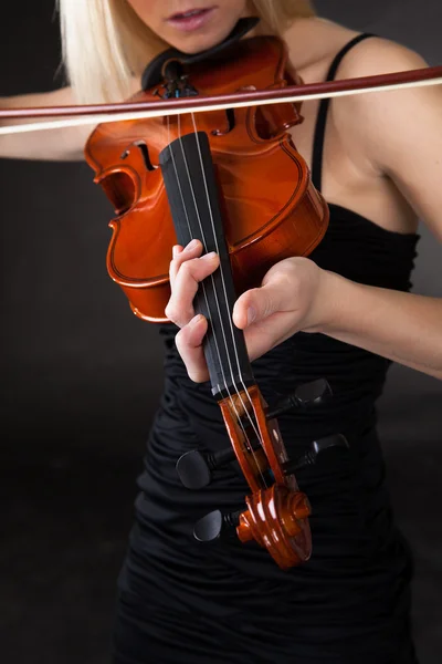 Bella giovane donna che suona il violino — Foto Stock