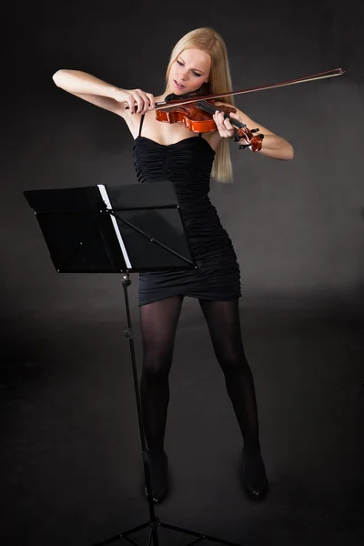 Jovem bonita tocando violino — Fotografia de Stock