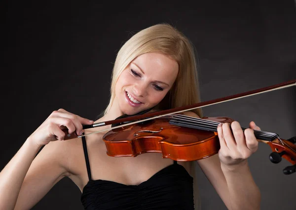 Bella giovane donna che suona il violino — Foto Stock