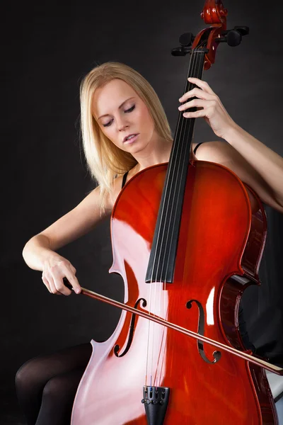 Belle jeune femme jouant du violoncelle — Photo