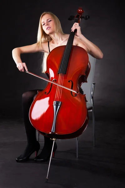 Krásná mladá žena hraje violoncello — Stock fotografie