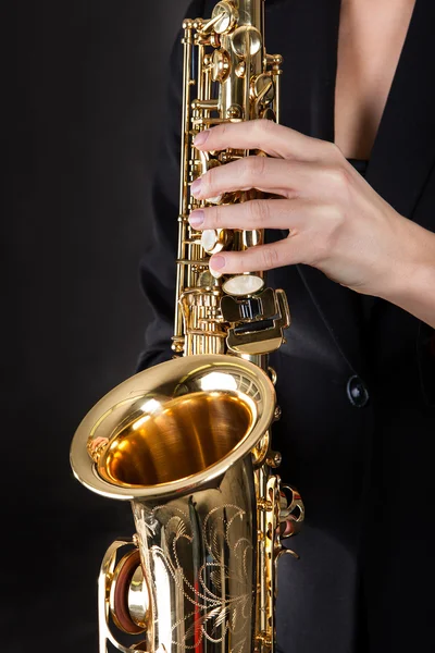 Belle jeune femme jouant du saxophone — Photo