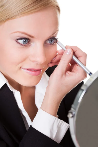 Aantrekkelijke zakenvrouw tekenen met eyeliner — Stockfoto