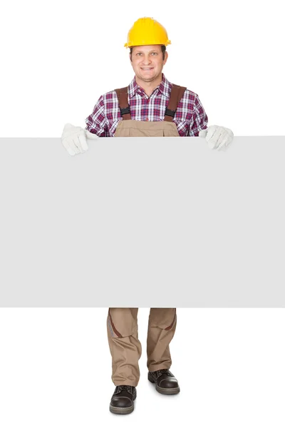 Construction worker presenting empty banner — Stock Photo, Image