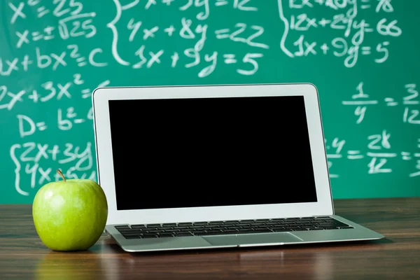 Ordenador portátil y manzana en el escritorio — Foto de Stock