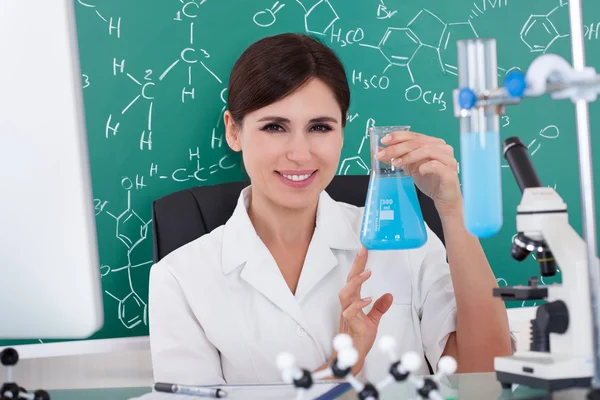 Cientista Feminino Segurando Química — Fotografia de Stock