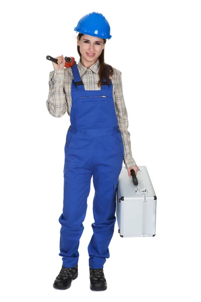 Trabajadora sosteniendo llave y caja de herramientas — Foto de Stock