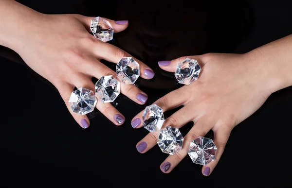 Primer plano de la mano de la mujer y los diamantes — Foto de Stock