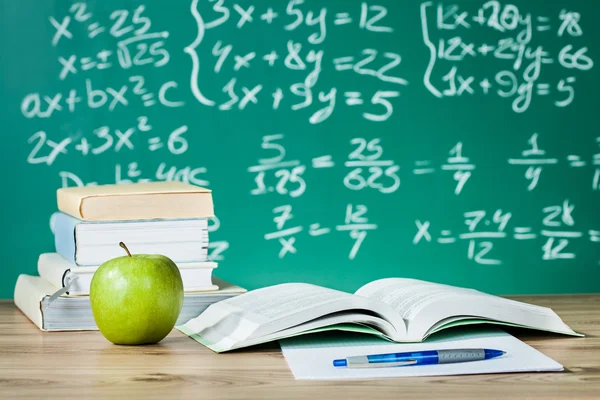 Schoolboeken op een bureau Rechtenvrije Stockafbeeldingen