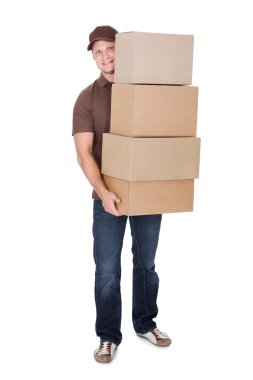 teslimat adam portresi ile yığın kutu