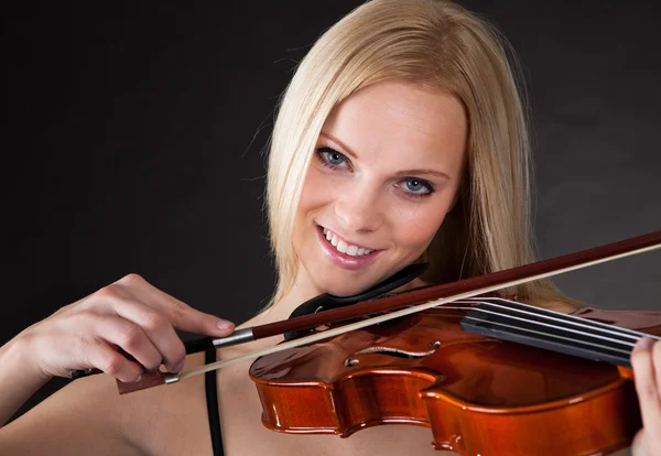 Bella giovane donna che suona il violino — Foto Stock