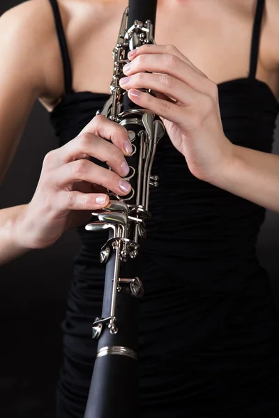 Hermosa joven tocando clarinete —  Fotos de Stock