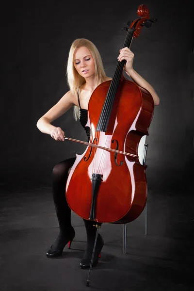 Hermosa joven tocando el violonchelo — Foto de Stock