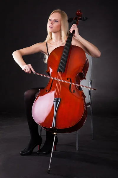 Hermosa joven tocando el violonchelo — Foto de Stock