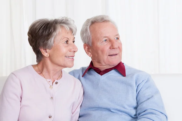 Portrait de heureux couple d'aînés — Photo