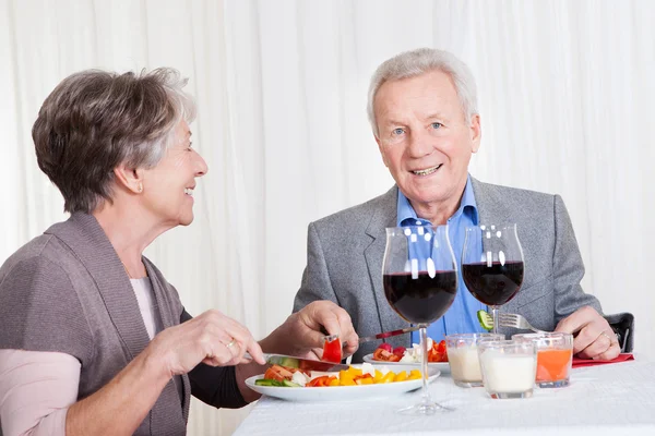 Seniorenpaar genießt gemeinsames Abendessen — Stockfoto
