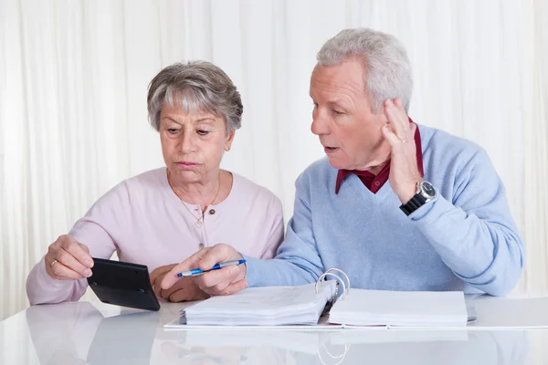 Stressed Senior Couple Calculating Budget — Stock Photo, Image
