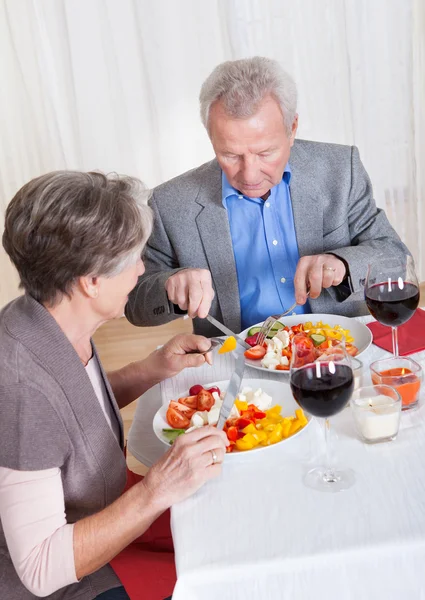 Pareja mayor disfrutando de la cena juntos — Foto de Stock