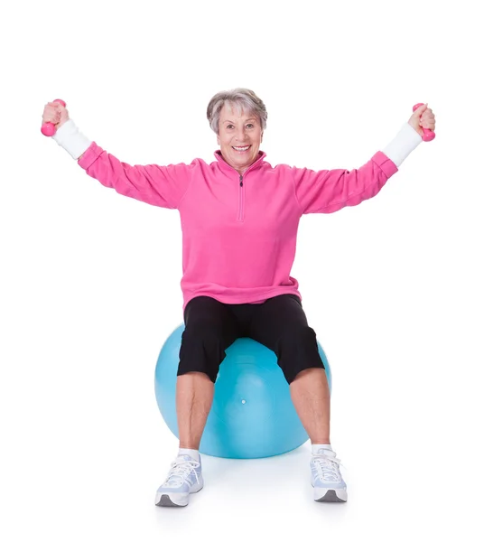 Mulher sênior exercitando com halteres — Fotografia de Stock