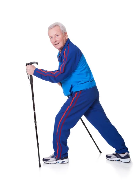 Senior man lopen met stokken wandelen — Stockfoto