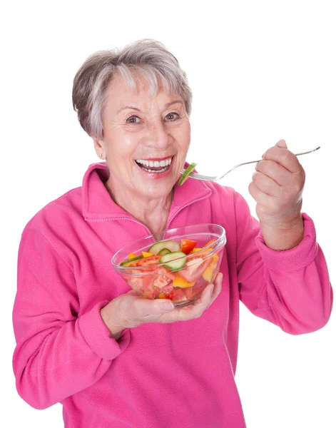 Mulher Sênior Comendo Salada — Fotografia de Stock