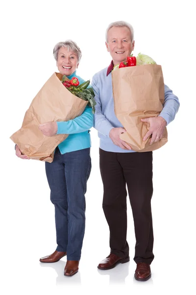 Senior koppel winkelen groenten — Stockfoto