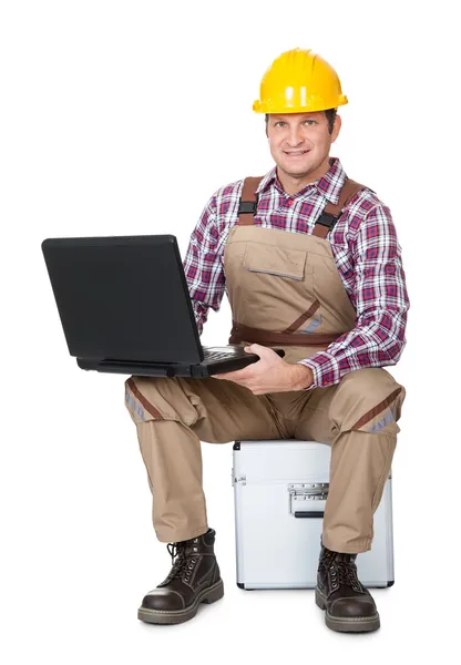 Construction worker with laptop — Stock Photo, Image