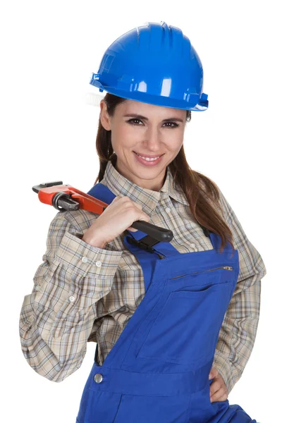 Женщина-работница держит ключ и ящик с инструментами — стоковое фото