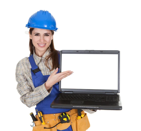 Arbeiterin zeigt Laptop — Stockfoto