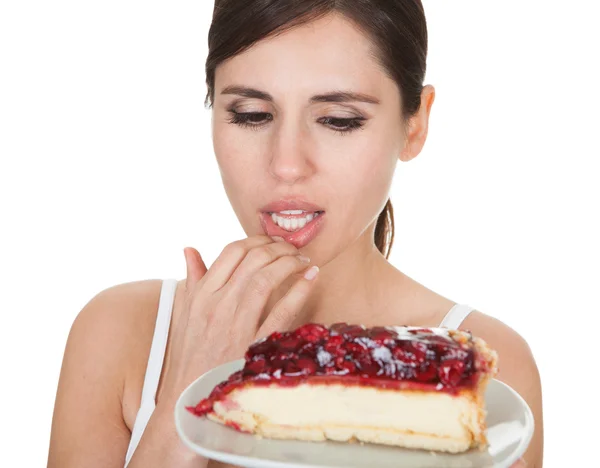 Junge Frau probiert Kuchen — Stockfoto